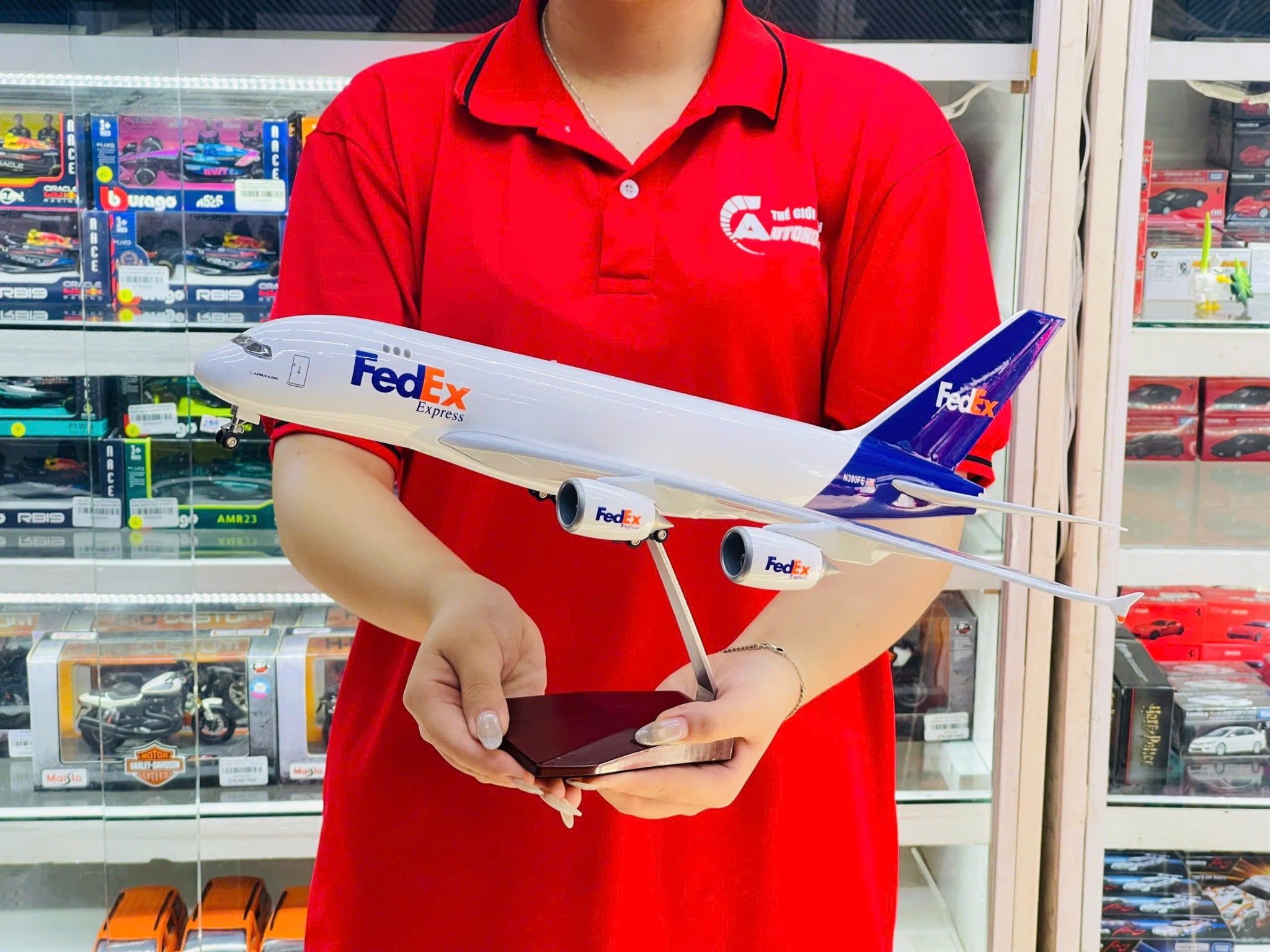  Mô hình máy bay vận chuyển Fedex Airbus A380 có bánh xe kích thước 47cm no led MB47102 