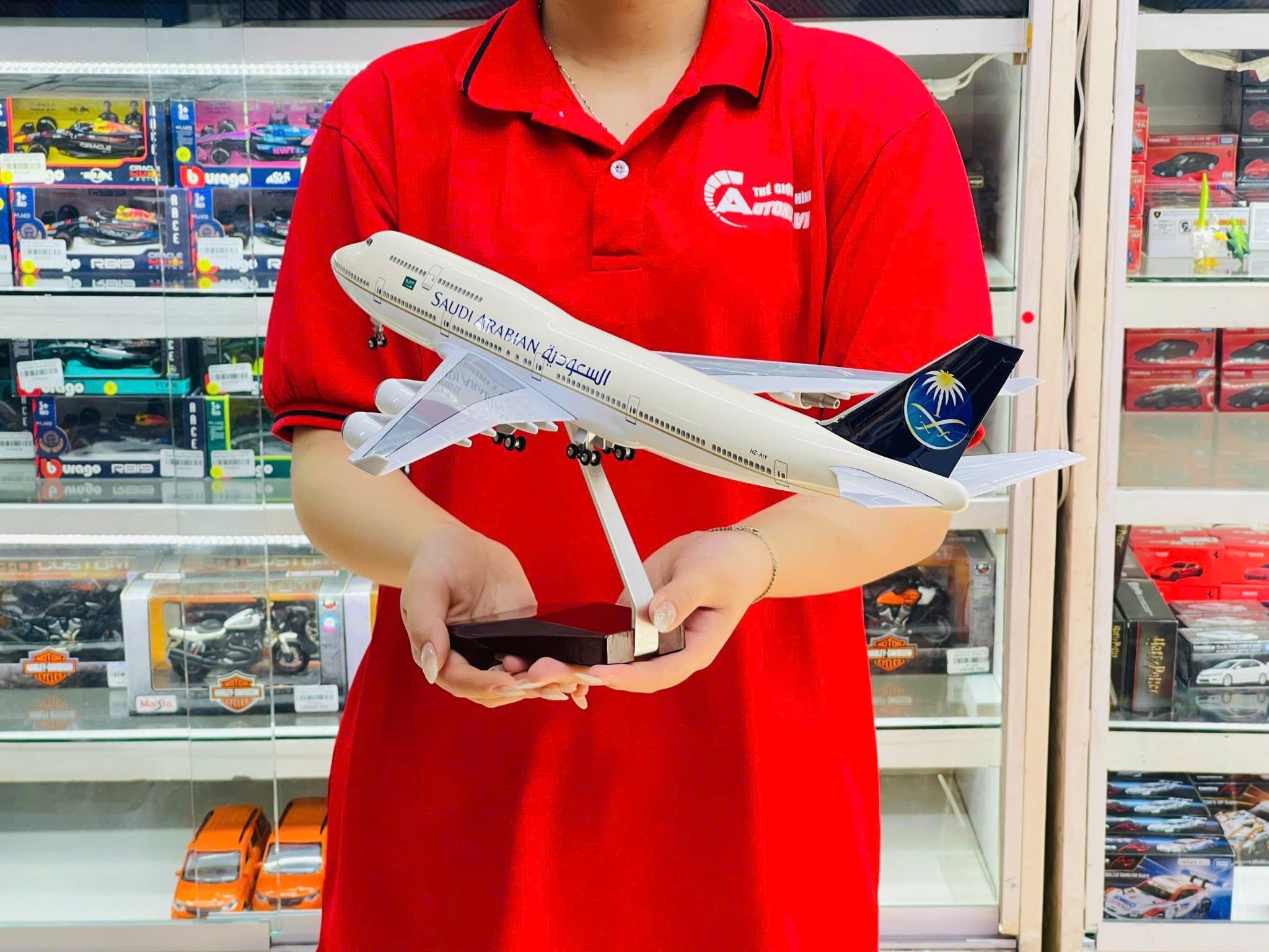  Mô hình máy bay Saudi Arabian Boeing B747 có bánh xe kích thước 47cm no led MB47106 