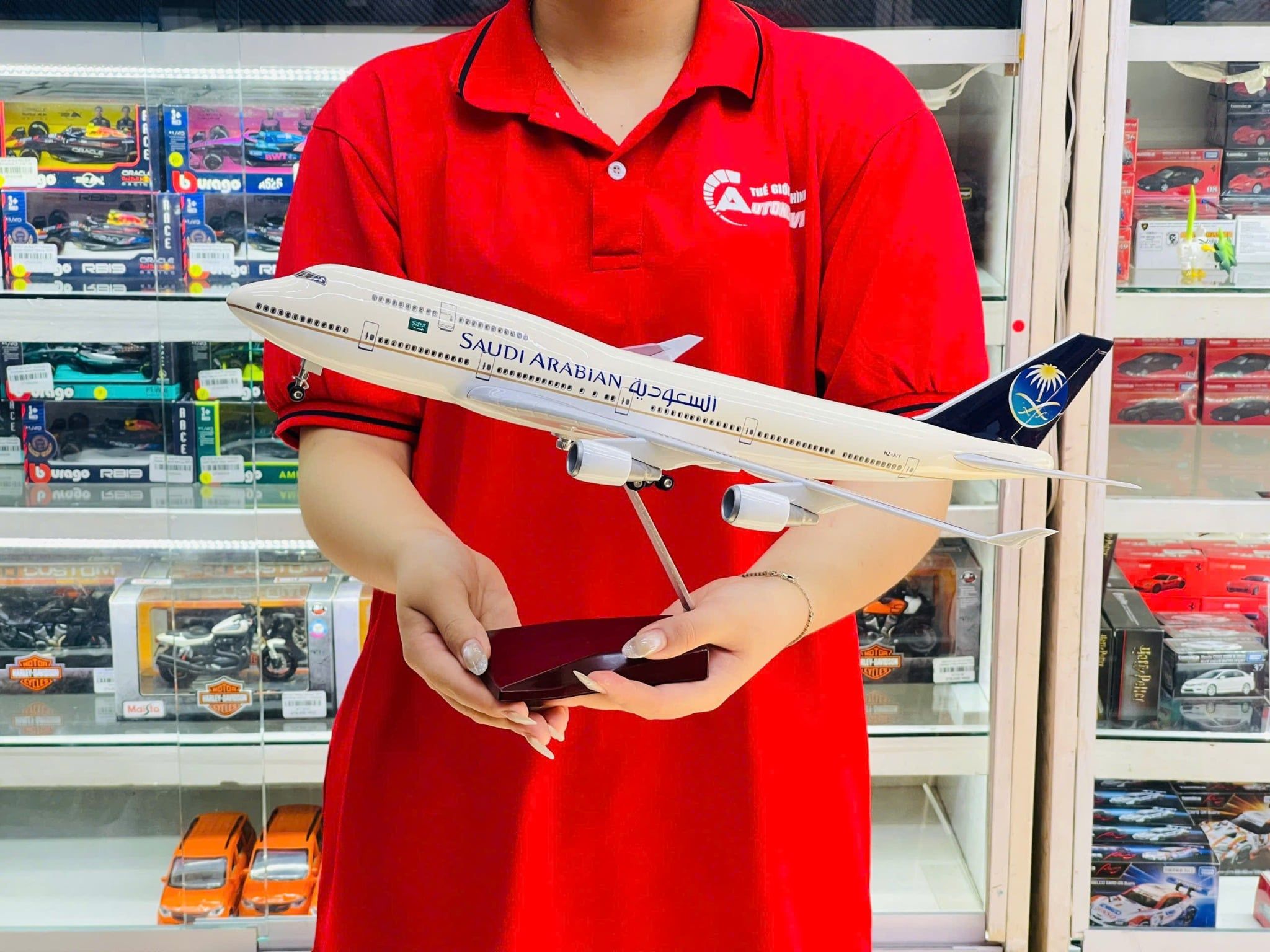  Mô hình máy bay Saudi Arabian Boeing B747 có bánh xe kích thước 47cm no led MB47106 
