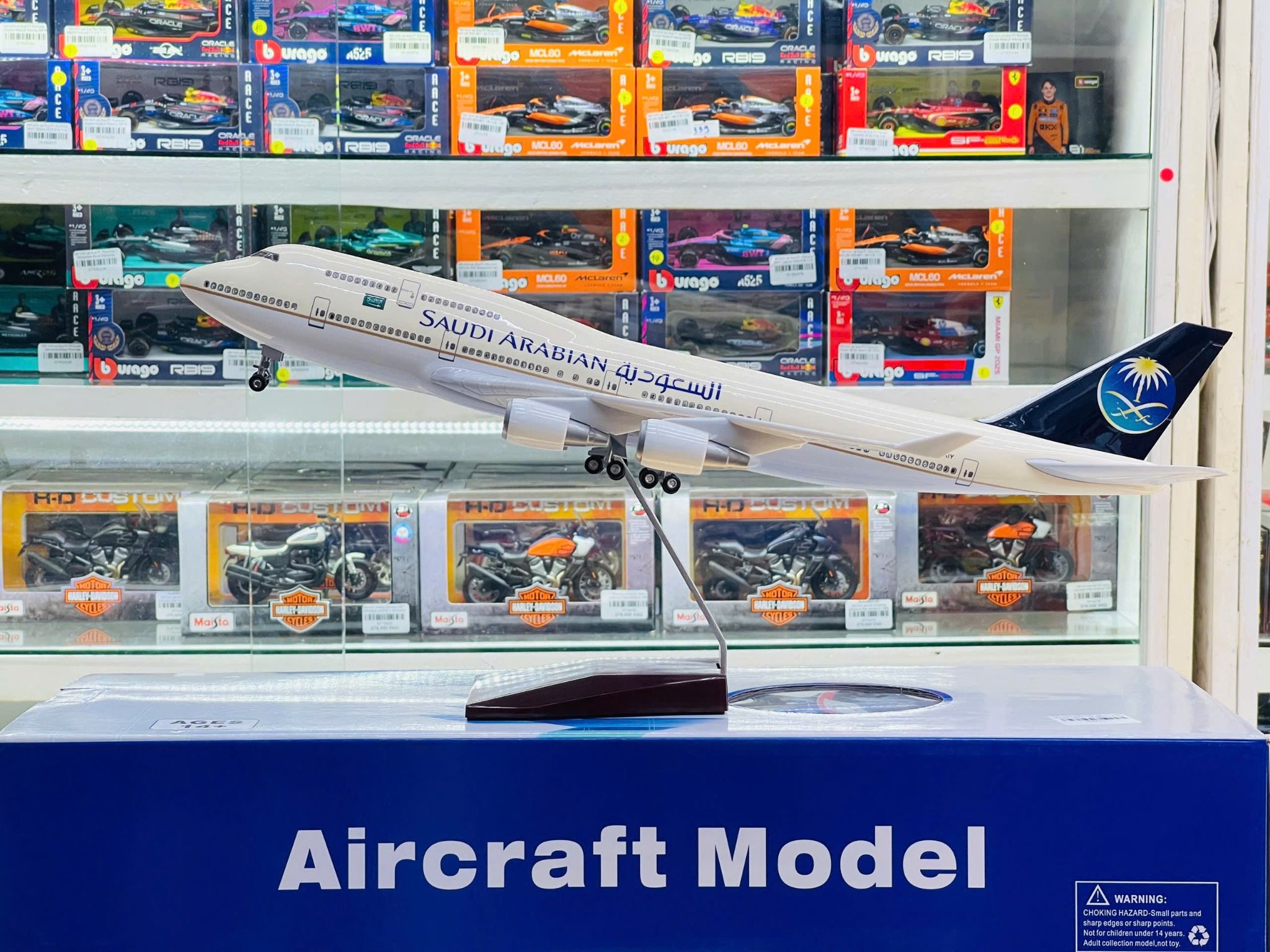  Mô hình máy bay Saudi Arabian Boeing B747 có bánh xe kích thước 47cm no led MB47106 