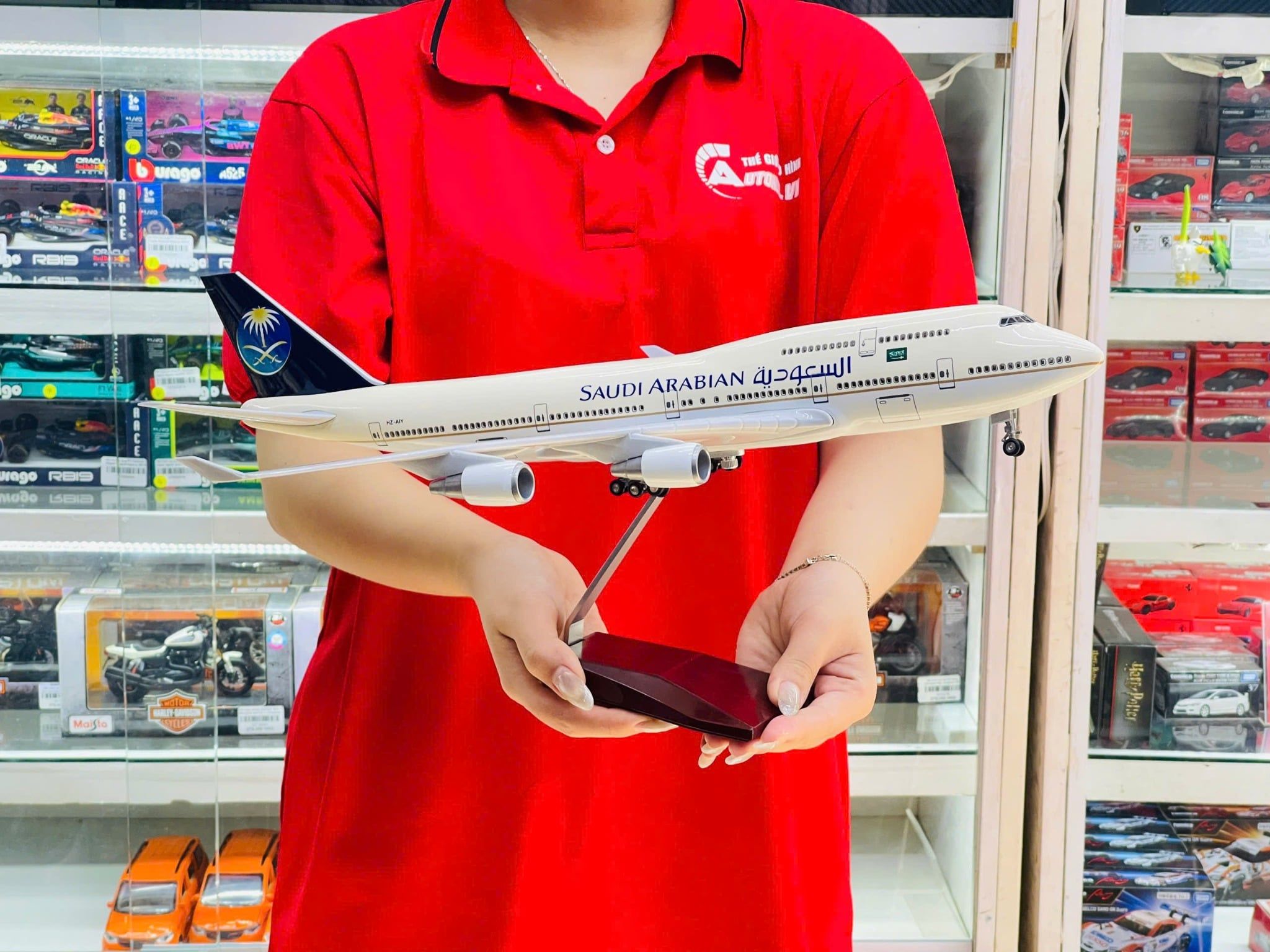 Mô hình máy bay Saudi Arabian Boeing B747 có bánh xe kích thước 47cm no led MB47106 