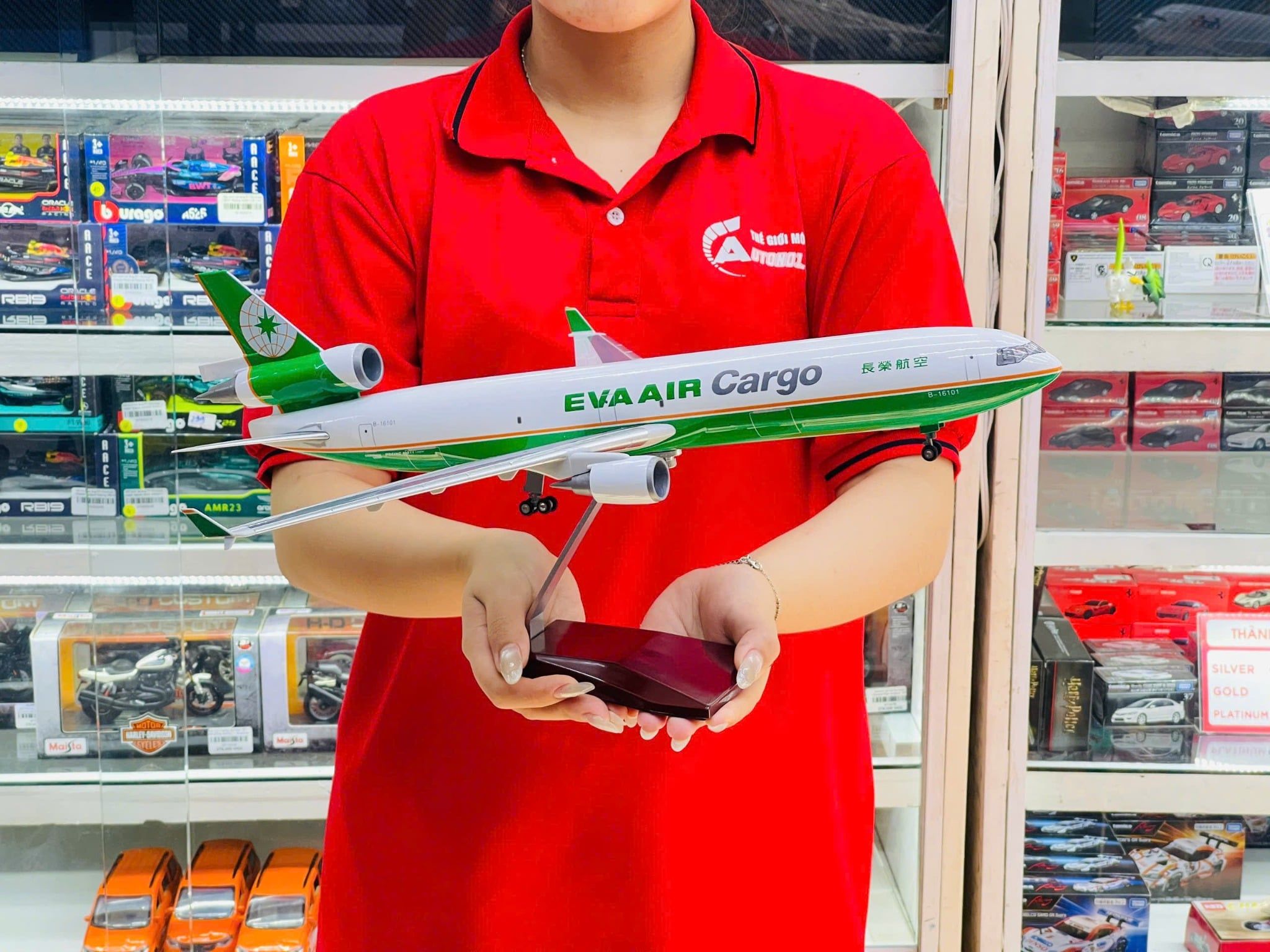  Mô hình máy bay Eva Air McDonnell MD-11 có bánh xe kích thước 47cm no led MB47120 