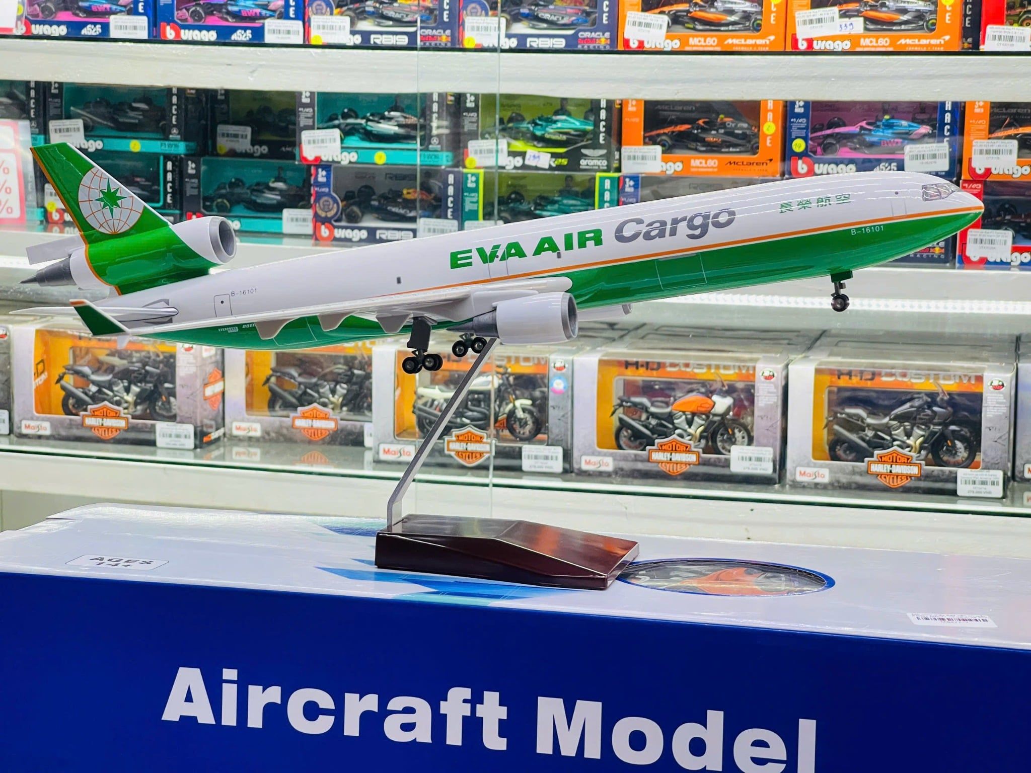  Mô hình máy bay Eva Air McDonnell MD-11 có bánh xe kích thước 47cm no led MB47120 