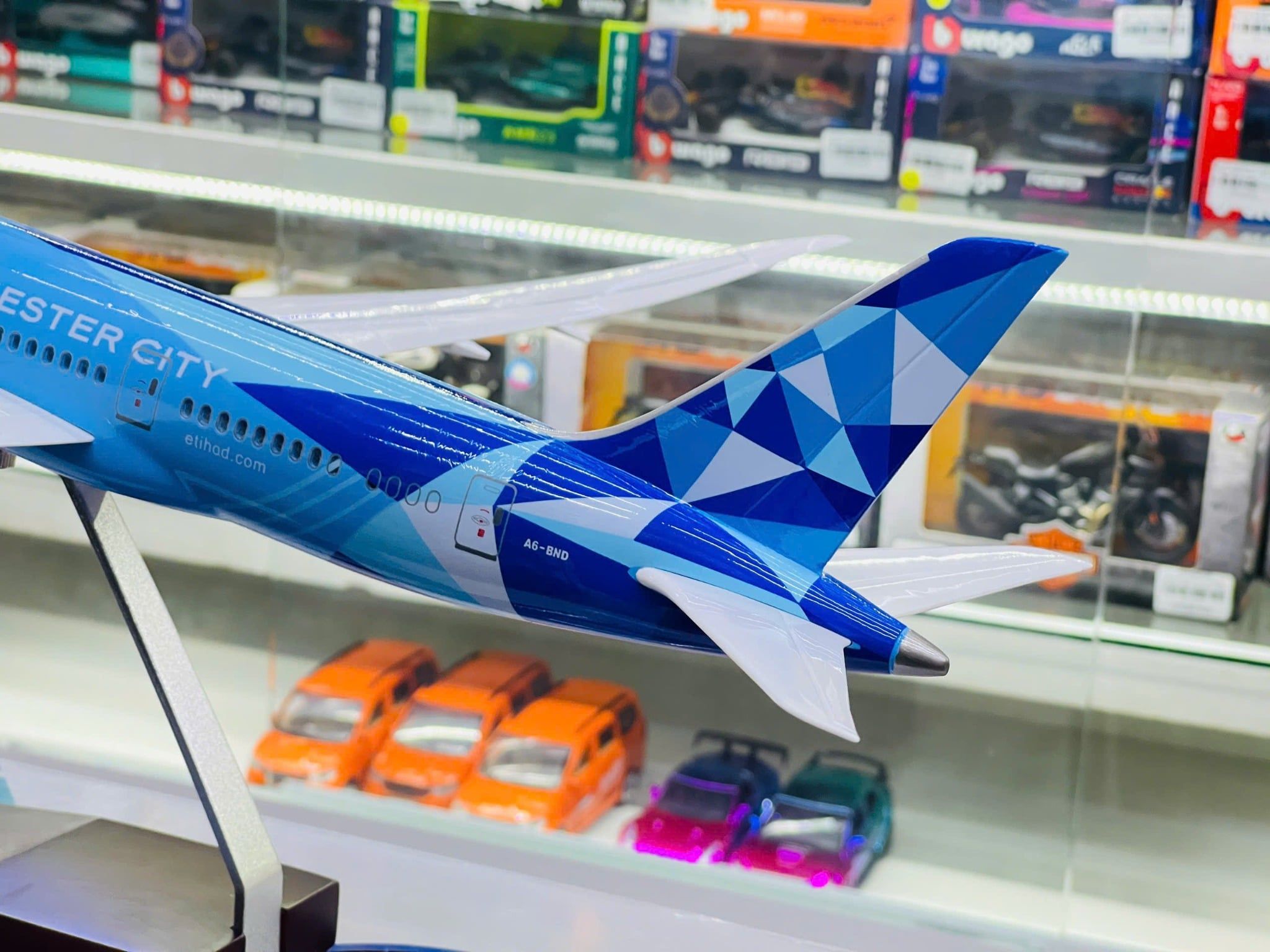 Mô hình máy bay Etihad Manchester City Boeing B787 có bánh xe kích thước 47cm no led MB47103 