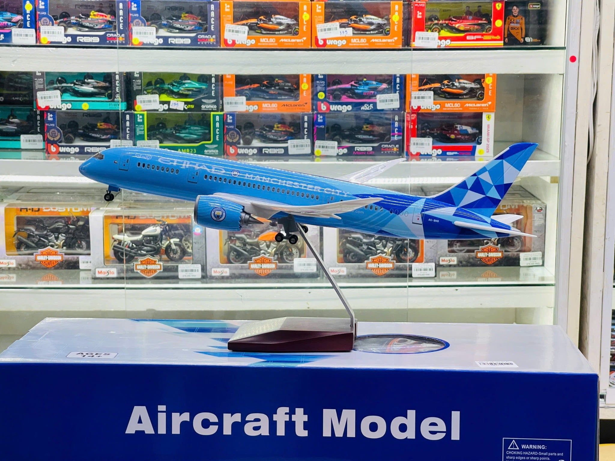  Mô hình máy bay Etihad Manchester City Boeing B787 có bánh xe kích thước 47cm no led MB47103 