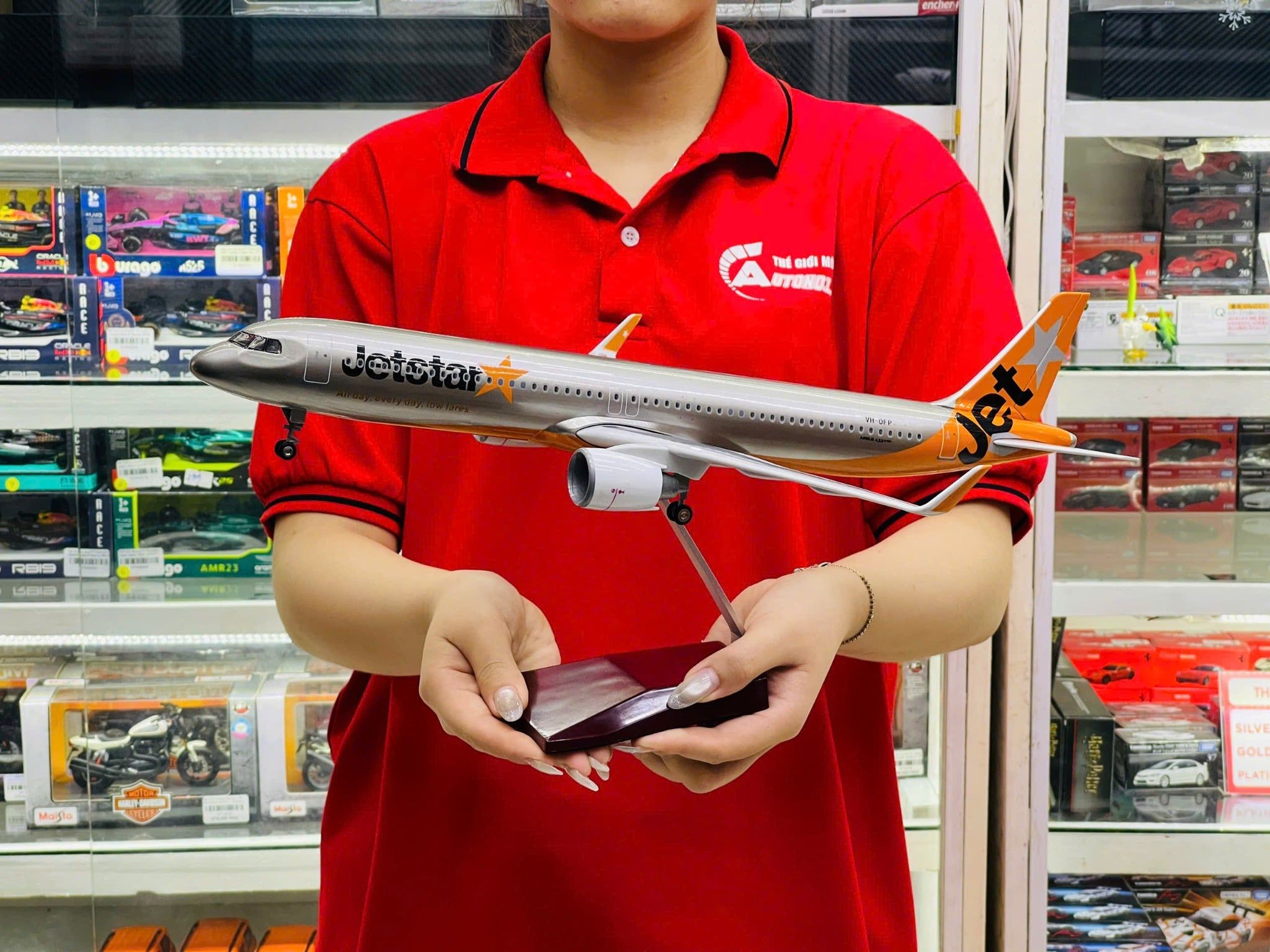  Mô hình máy bay Jetstar Airbus A321 có bánh xe kích thước 47cm no led MB47116 