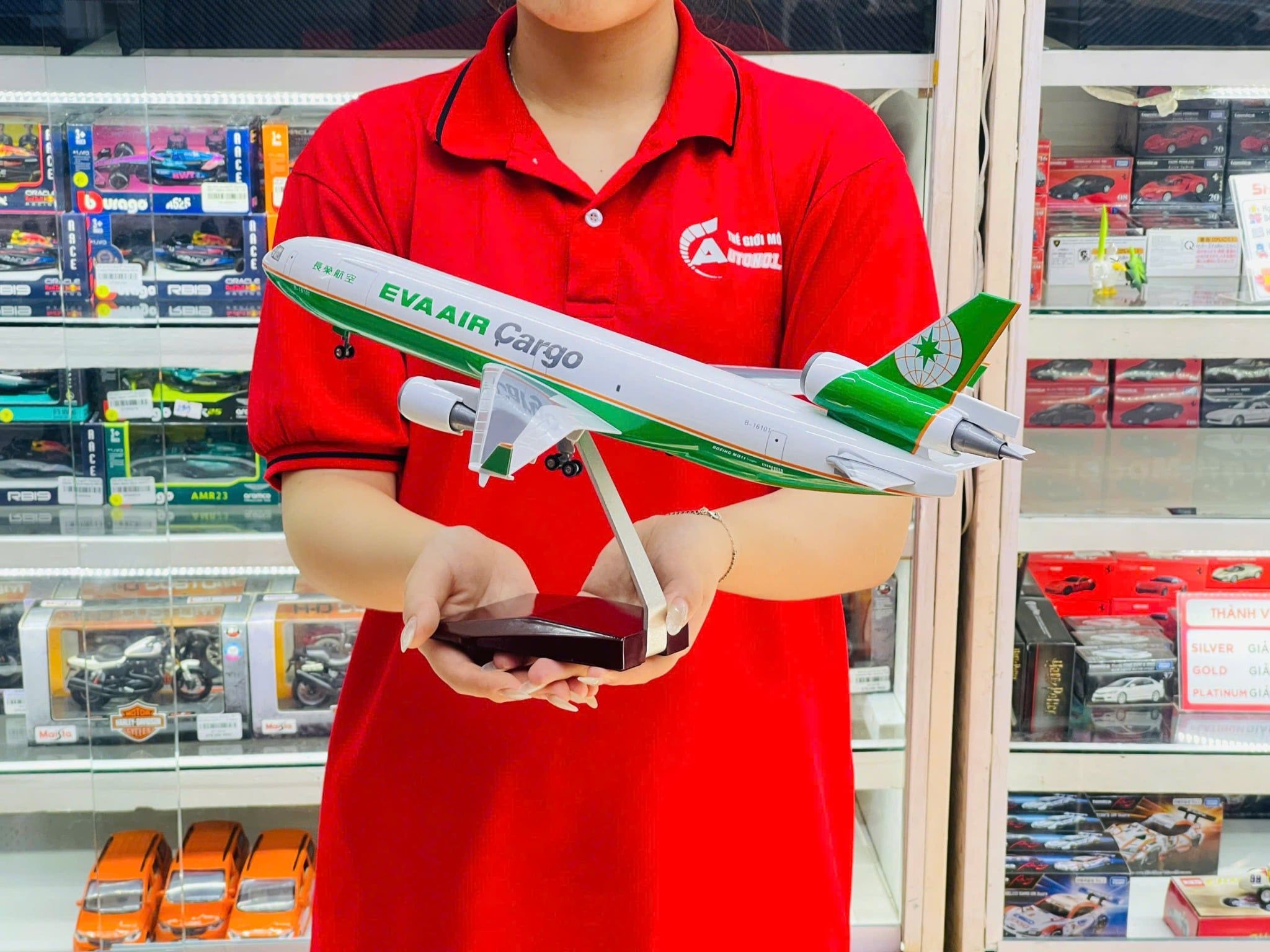  Mô hình máy bay Eva Air McDonnell MD-11 có bánh xe kích thước 47cm no led MB47120 