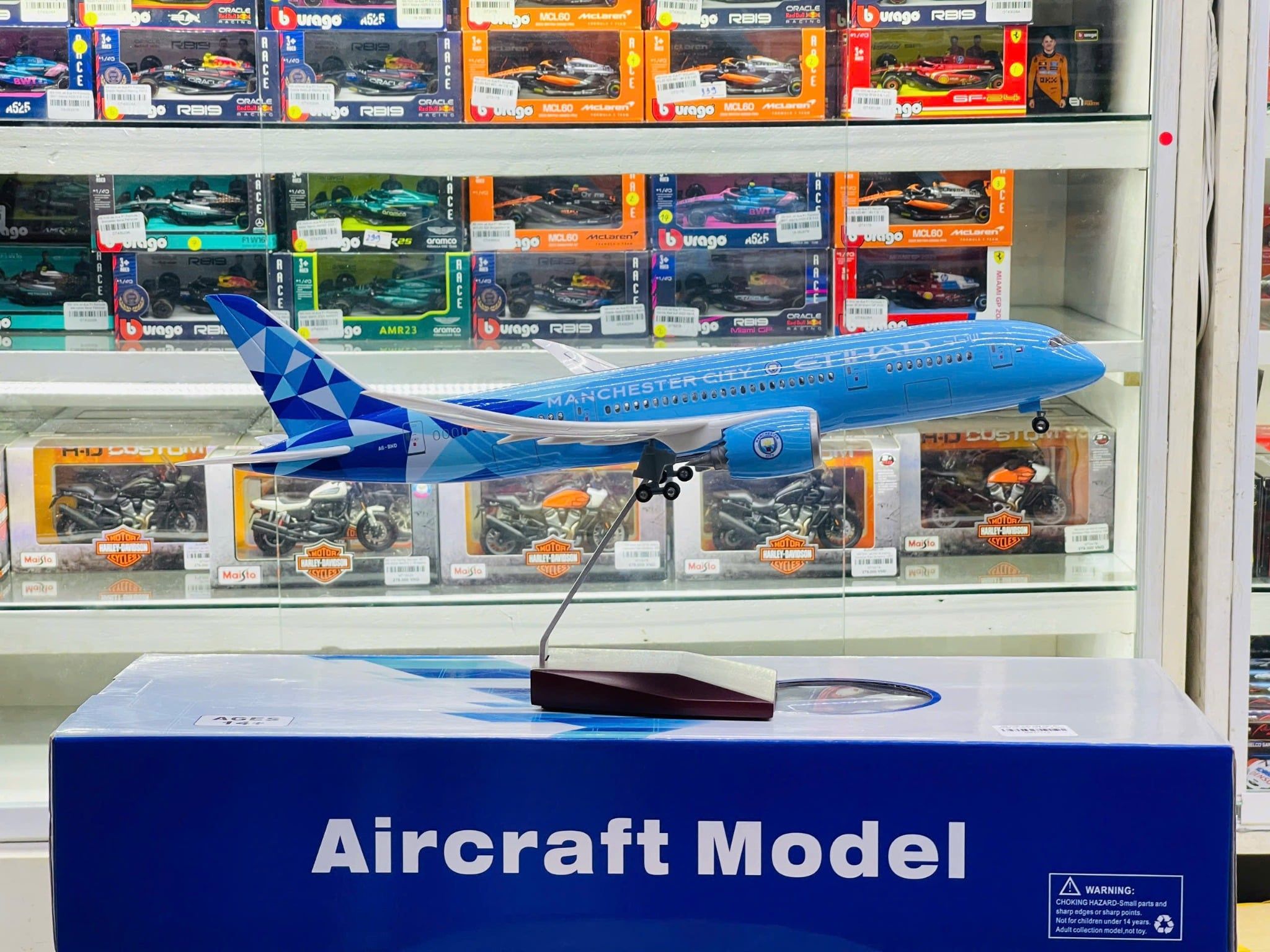  Mô hình máy bay Etihad Manchester City Boeing B787 có bánh xe kích thước 47cm no led MB47103 