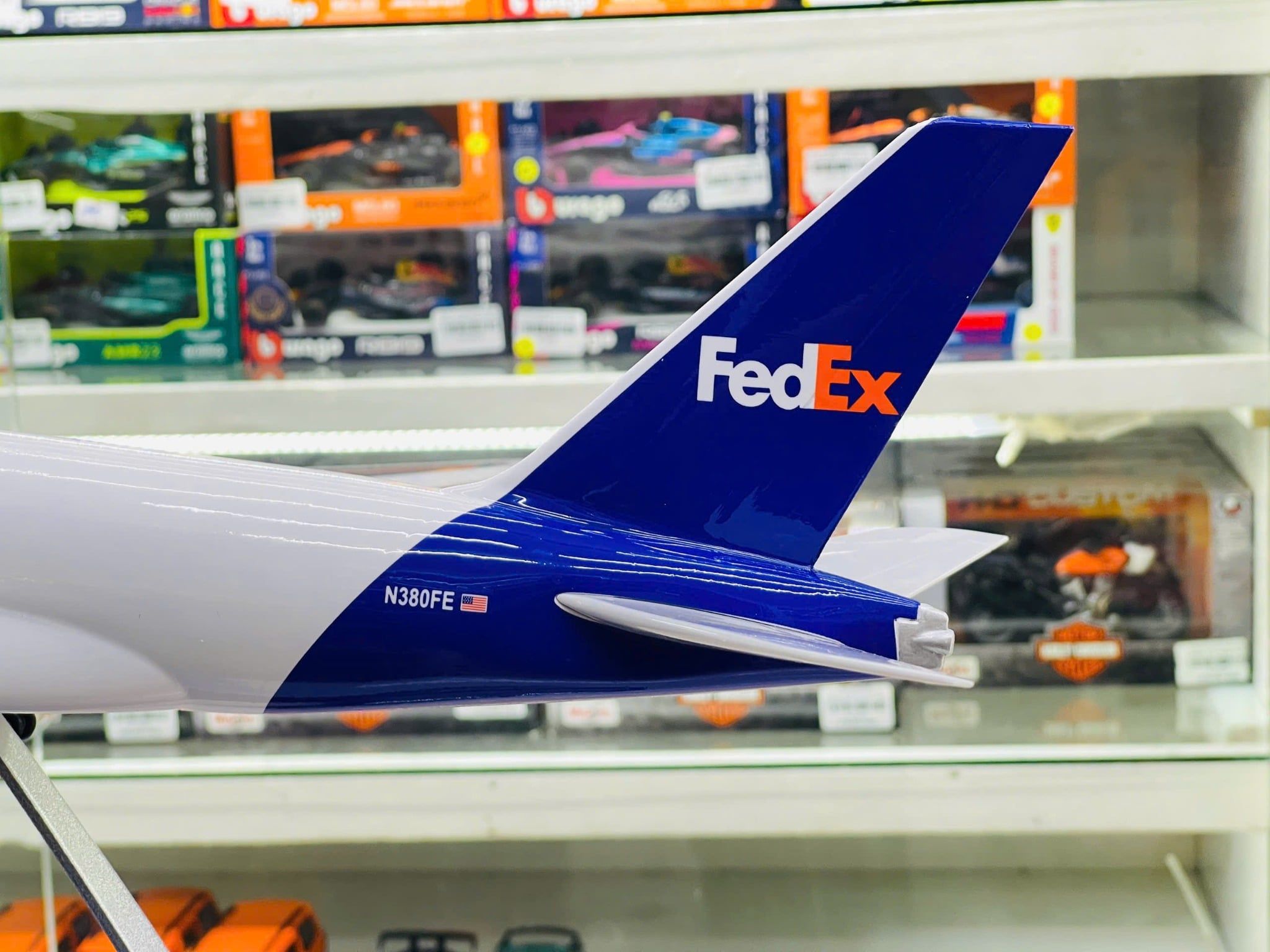  Mô hình máy bay vận chuyển Fedex Airbus A380 có bánh xe kích thước 47cm no led MB47102 