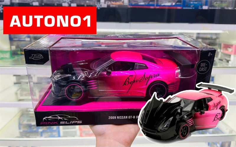  Mô hình xe 2009 Nissan GT-R R35 Ben Sopra Pink Slips tỉ lệ 1:24 Jada Toys 35500 