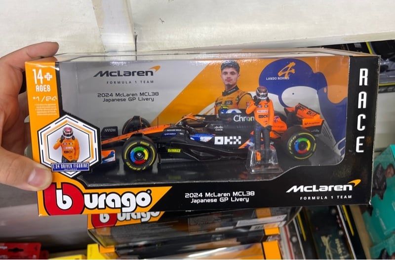 Mô hình xe đua F1 MCL38 Team McLaren 2024 Japanese GP Livery có figure rời tỉ lệ 1:24 Bburago 18-28040 