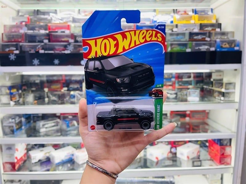  Mô hình xe bán tải RAM 1500 '23 black Hotwheels kim loại có bản quyền chính hãng tỉ lệ 1:64 C4982-RA 