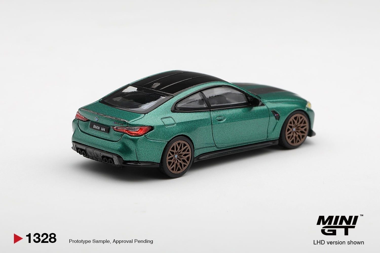  Mô hình xe BMW M4 CS Frozen Isle of Man Green Metallic tỉ lệ 1:64 MiniGT MGT01328 