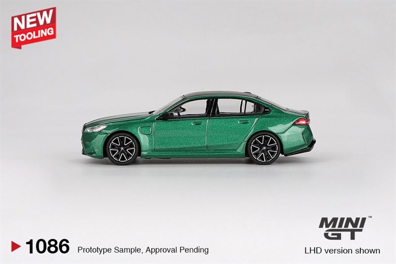  Mô hình xe BMW M5 (G90) Isle of Man Green Metallic tỉ lệ 1:64 MiniGT MGT01086 