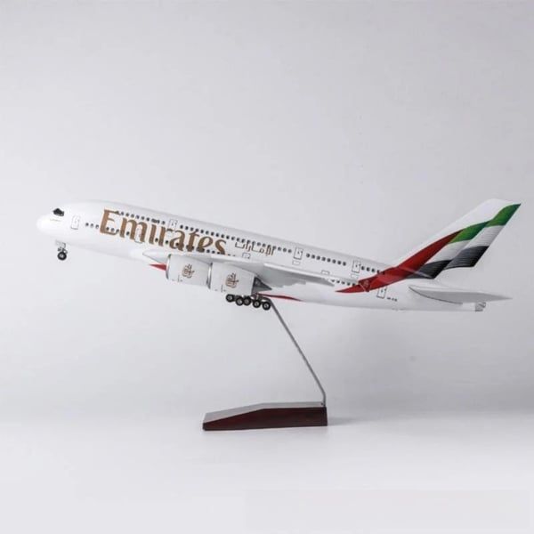  Mô hình máy bay Emirates Airbus A380 có bánh xe kích thước 47cm MB47098 