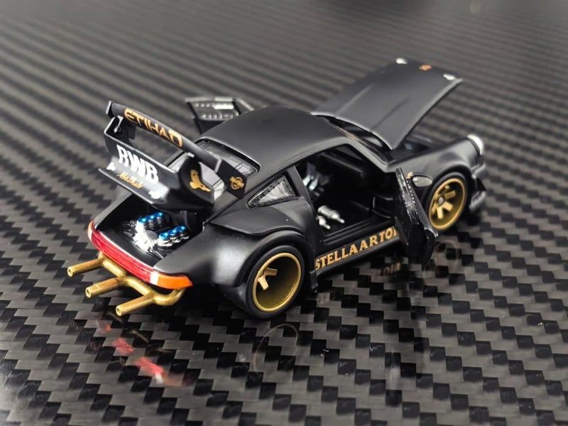  Mô hình xe RWB 930 Stella Artois Matte Black livery đi kèm fig tỉ lệ 1:64 HG Model OT64850 