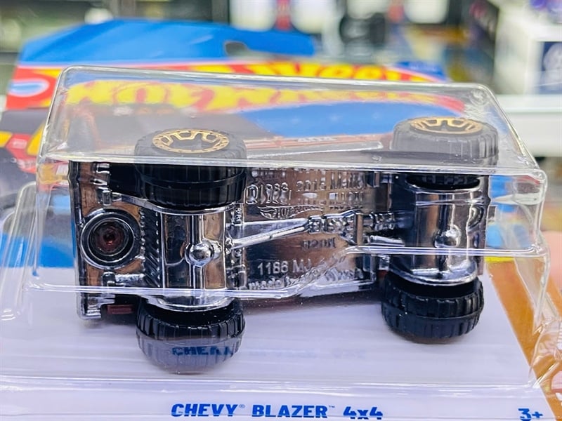  Mô hình xe tải Chevrolet Chevy Blazer 4x4 gold Hotwheels kim loại có bản quyền chính hãng tỉ lệ 1:64 C4982-CV 