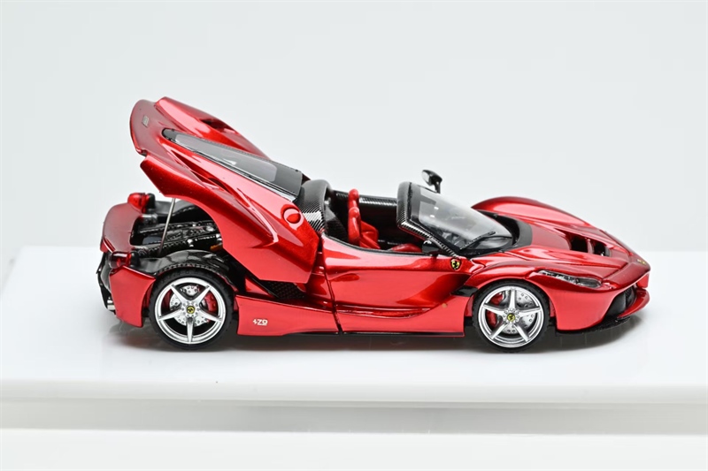  Mô hình xe Ferrari LaFerrai F150 Aperta Rosso Maranello Limited 699 pcs tỉ lệ 1:64 Street Buster OT64794 