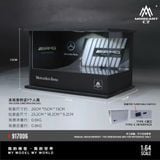  Hộp trưng bày mô phỏng showroom Mercedes-Benz có bàn xoay - đèn kèm nhân vật kích thước 20 cm x 15 cm x 13 cm tỉ lệ 1:64 MoreArt MO917006 