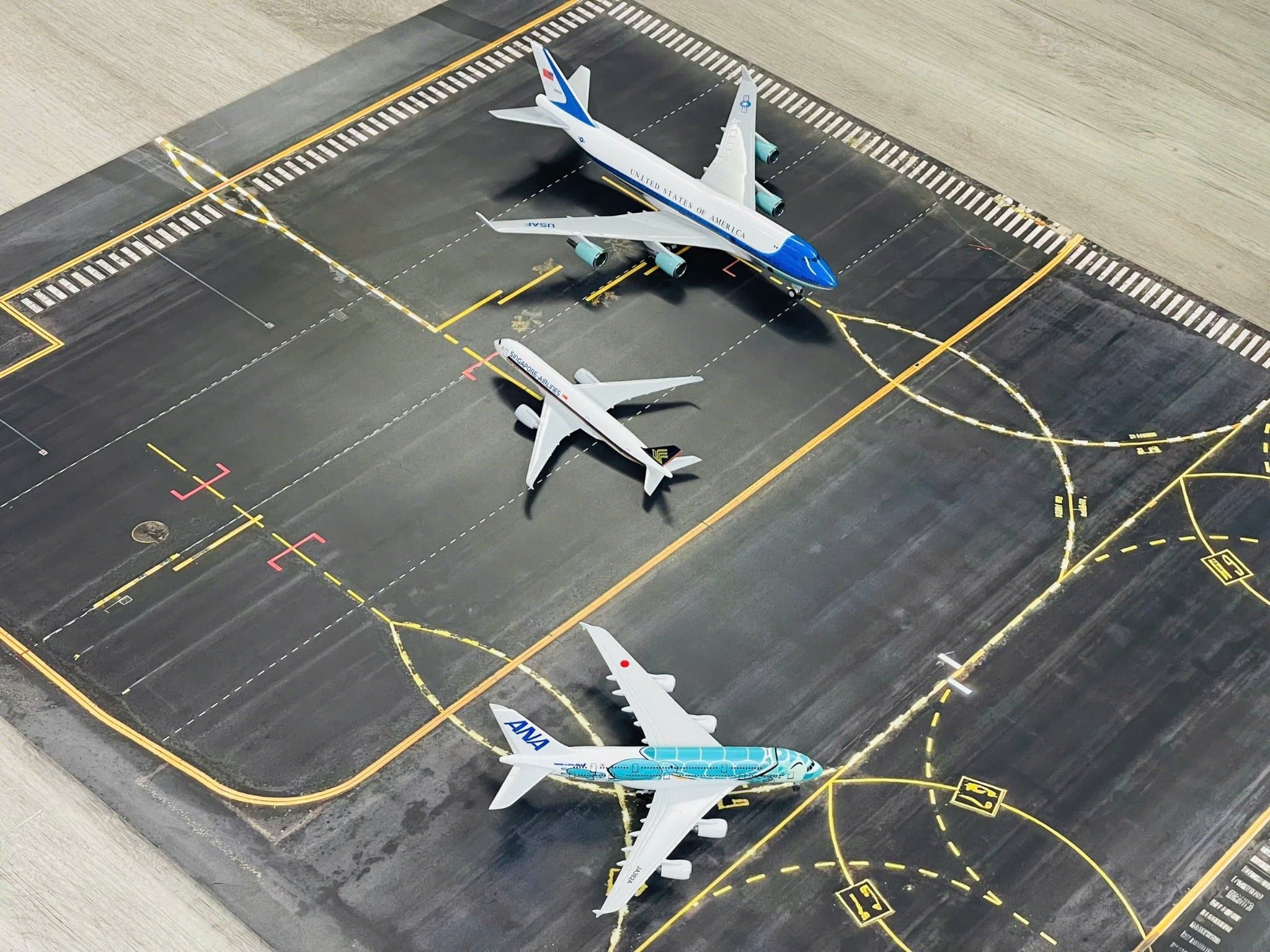  Phụ kiện trưng bày bãi đáp, đường băng chất liệu in pp 80x120cm cán mờ chống nước bụi bẩn dành cho máy bay mô hình nhiều tỉ lệ DR053 