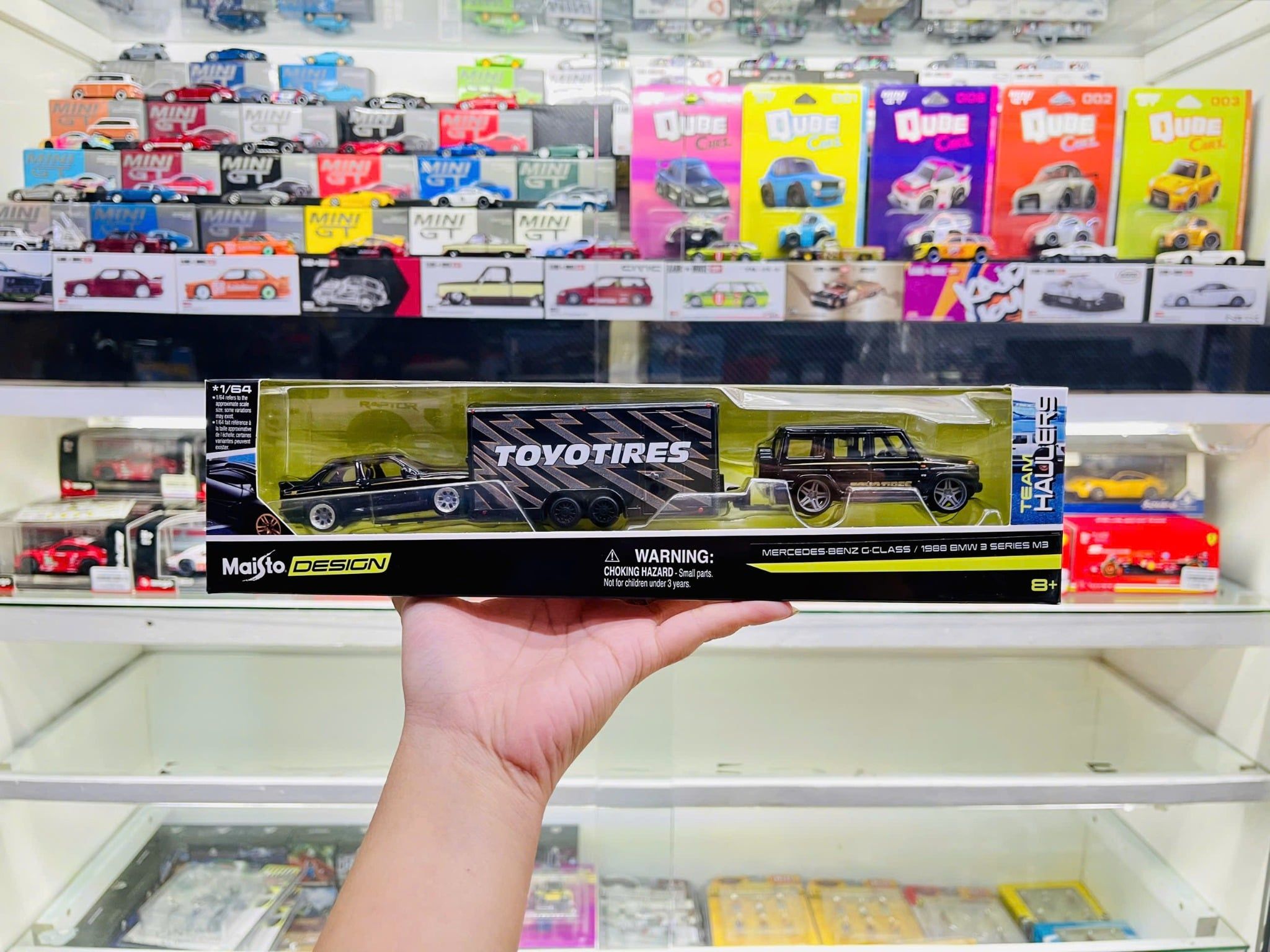  Mô hình xe đầu kéo pickup trailer Toyotires Mercedes Benz G-Class/BMW 3 Series M3 tỉ lệ 1:64 Maisto Design 11404 