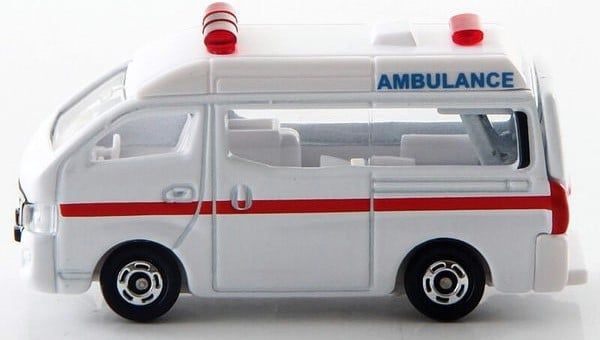 Mô hình xe Nissan Nv350 Caravan Ambulance No.18 tỉ lệ 1:69 Tomica 471066 