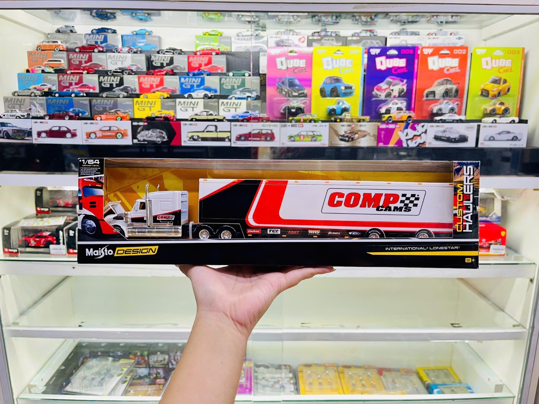  Mô hình xe container Mack white International Lonestar Comp Cams Delivery Truck - Design Custom Haulers 35x4.5x6.5cm tỉ lệ 1:64 Maisto 12418 