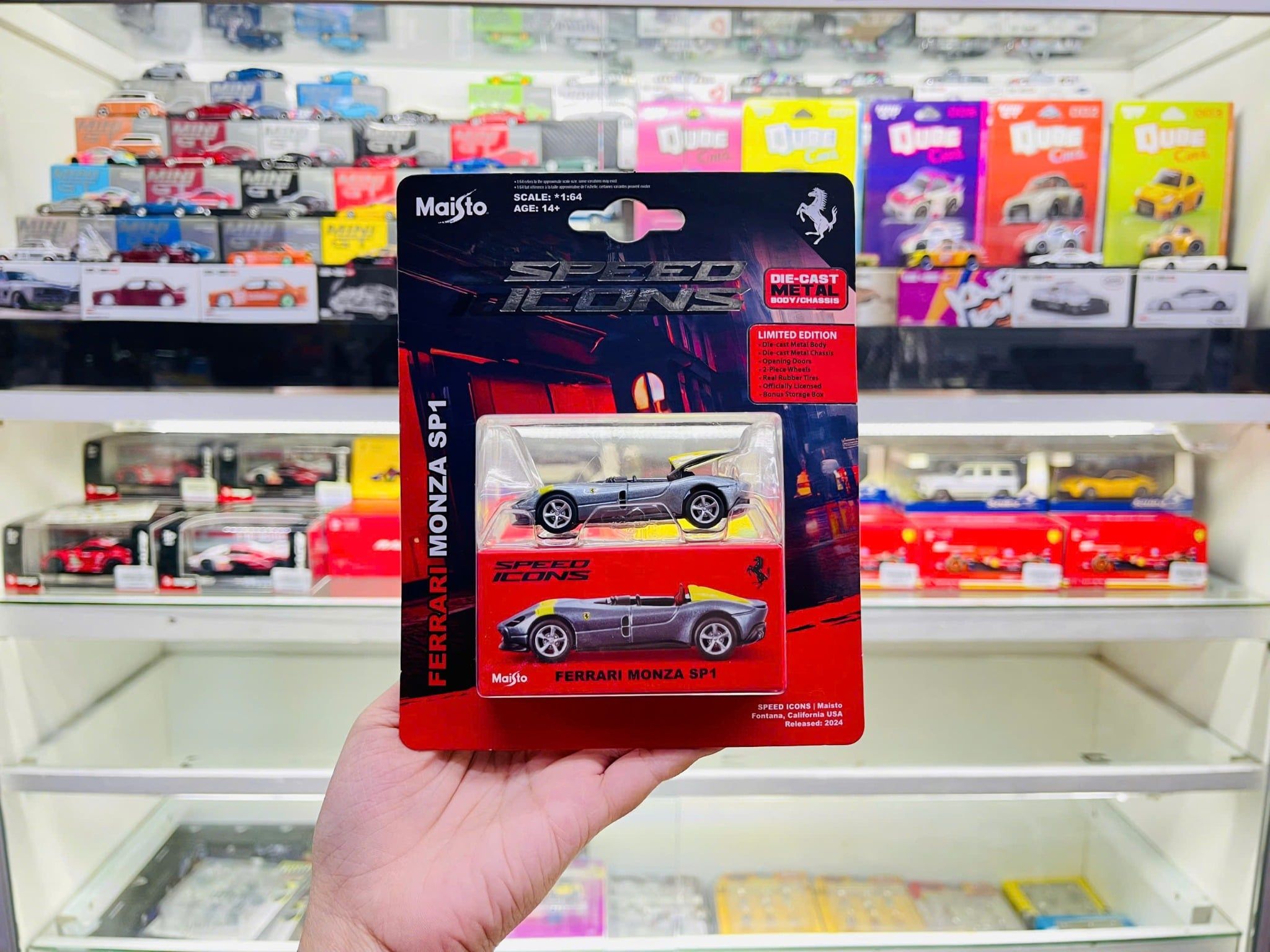  Mô hình xe Ferrari Sp1 Silver w/ Yellow - Speed Icon bản card tỉ lệ 1:64 Maisto 15702 