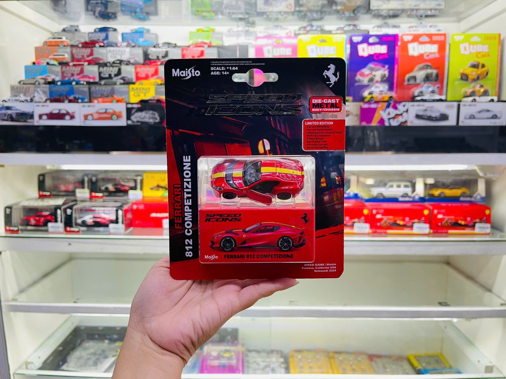  Mô hình xe Ferrari Ferrari 812 Competizion red - Speed Icon bản card tỉ lệ 1:64 Maisto 15709 