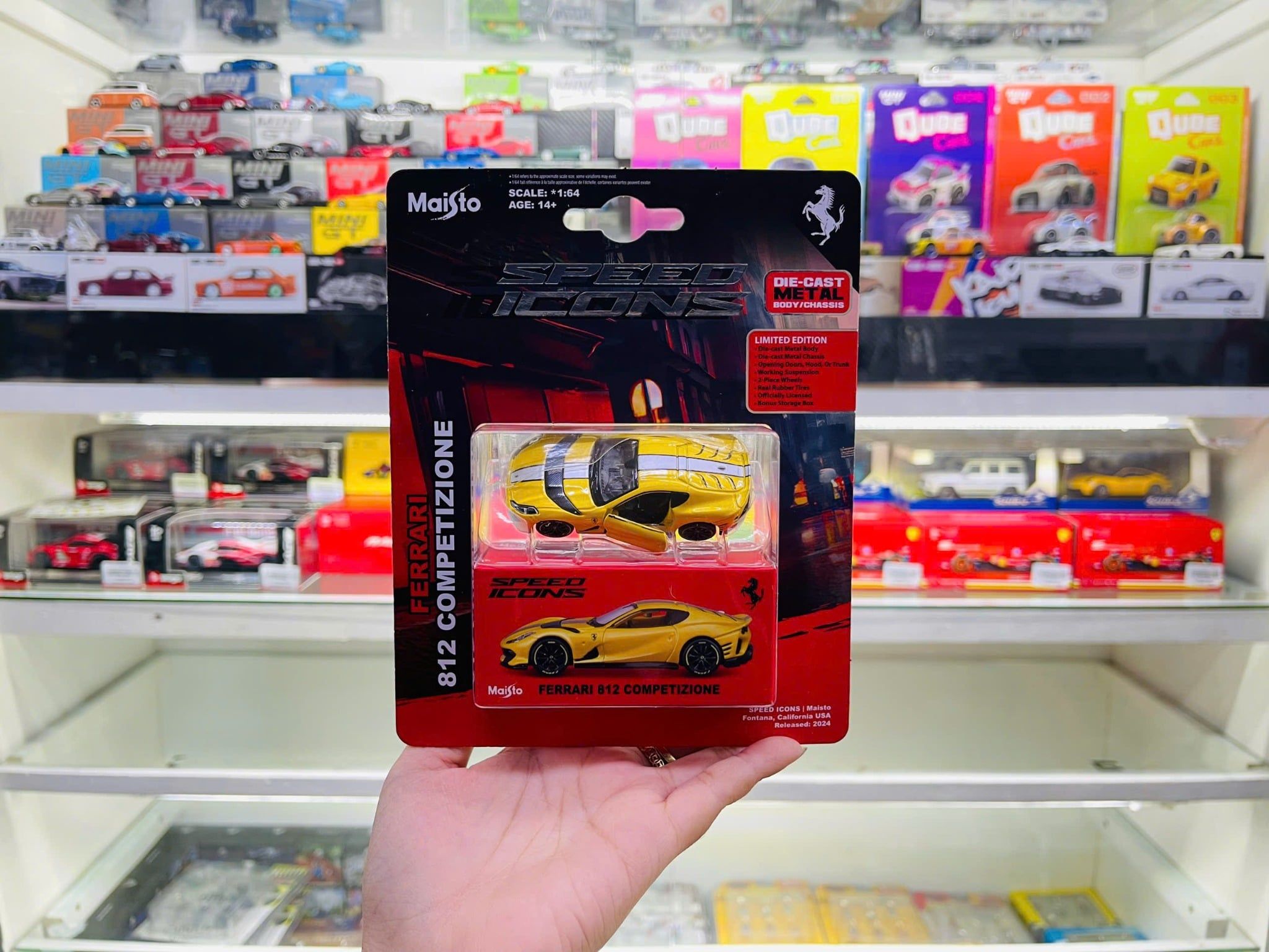  Mô hình xe Ferrari Ferrari 812 Competizion yellow - Speed Icon bản card tỉ lệ 1:64 Maisto 15709 