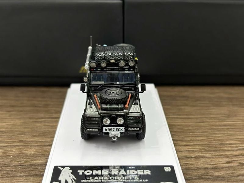  Mô hình xe Land Rover Defender Tomb Raider Angelina Jolie's limited 999pcs có phụ kiện đi kèm tỉ lệ 1:64 Street Weapon OT64843 