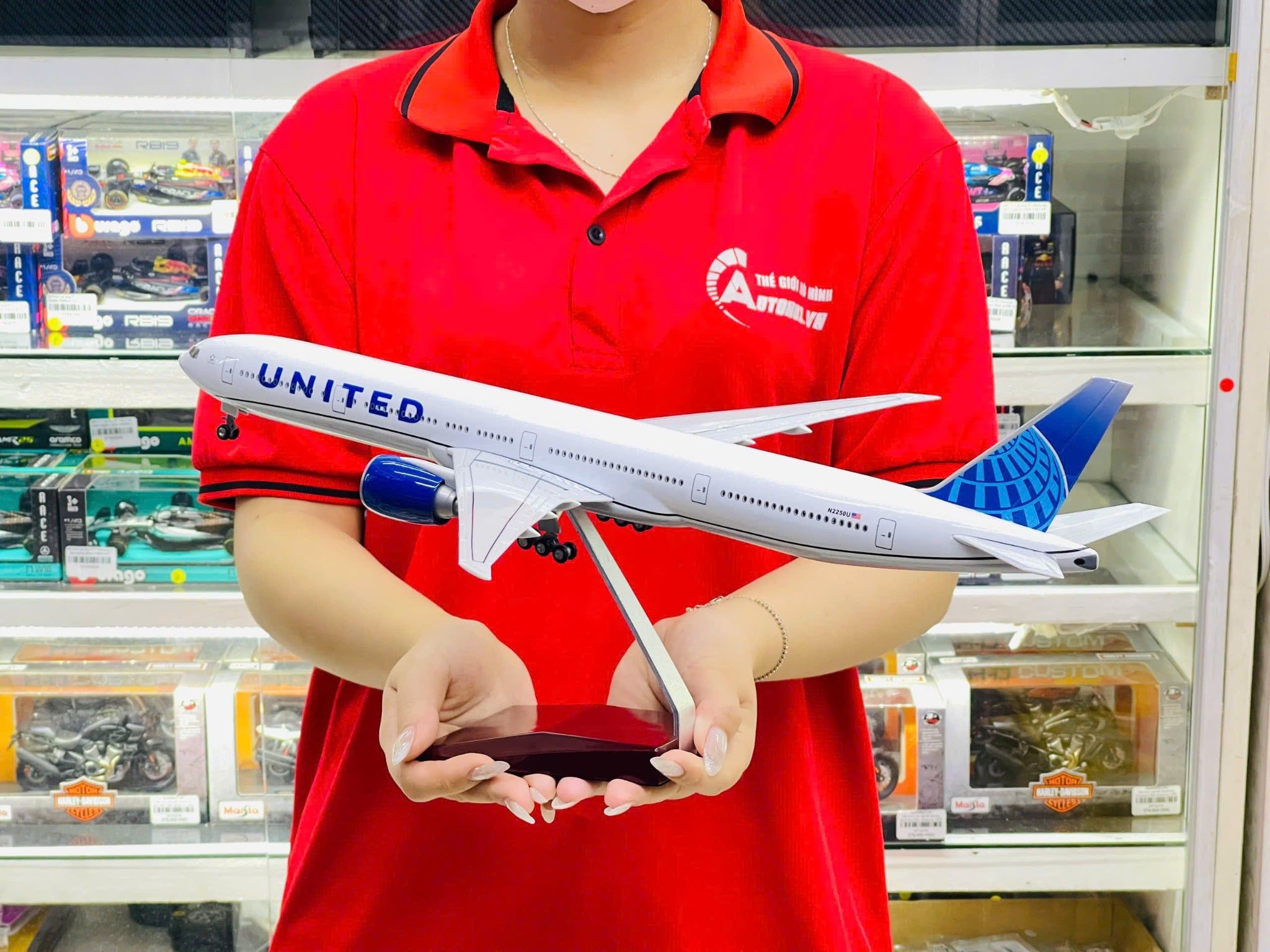  Mô hình máy bay United Boeing B777 có bánh xe kích thước 47cm no led MB47111 