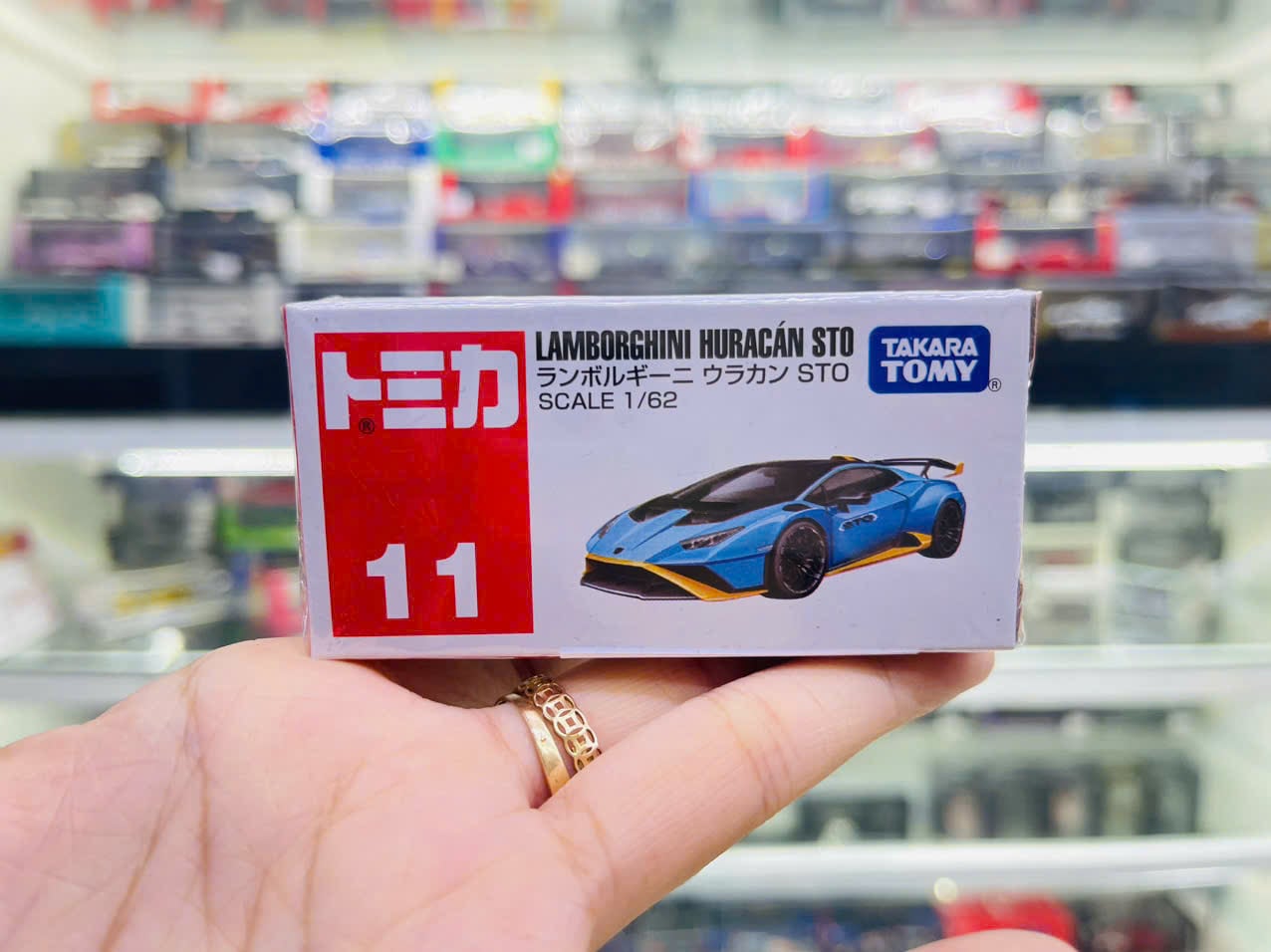  Mô hình xe Lamborghini Huracan STO No.11 tỉ lệ 1:64 Tomica 174783 