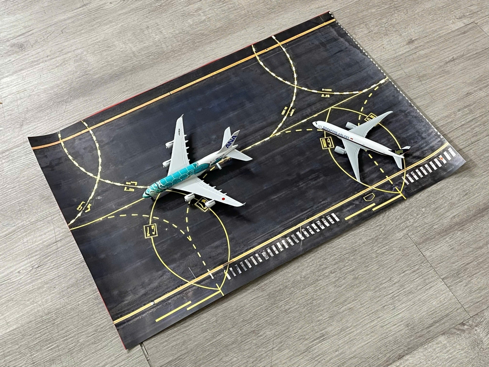  Phụ kiện trưng bày bãi đáp, đường băng chất liệu in pp 40x60cm cán mờ chống nước bụi bẩn dành cho máy bay mô hình nhiều tỉ lệ DR053 