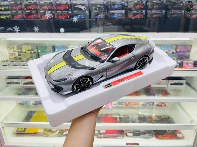  Mô hình xe Ferrari 812 Competizione signature silver tỉ lệ 1:18 Bburago 18-16915 
