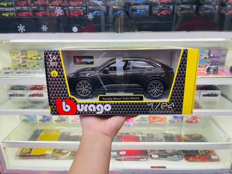  Mô hình xe Porsche Macan Turbo Electric black tỉ lệ 1:24 Bburago 18-21114 