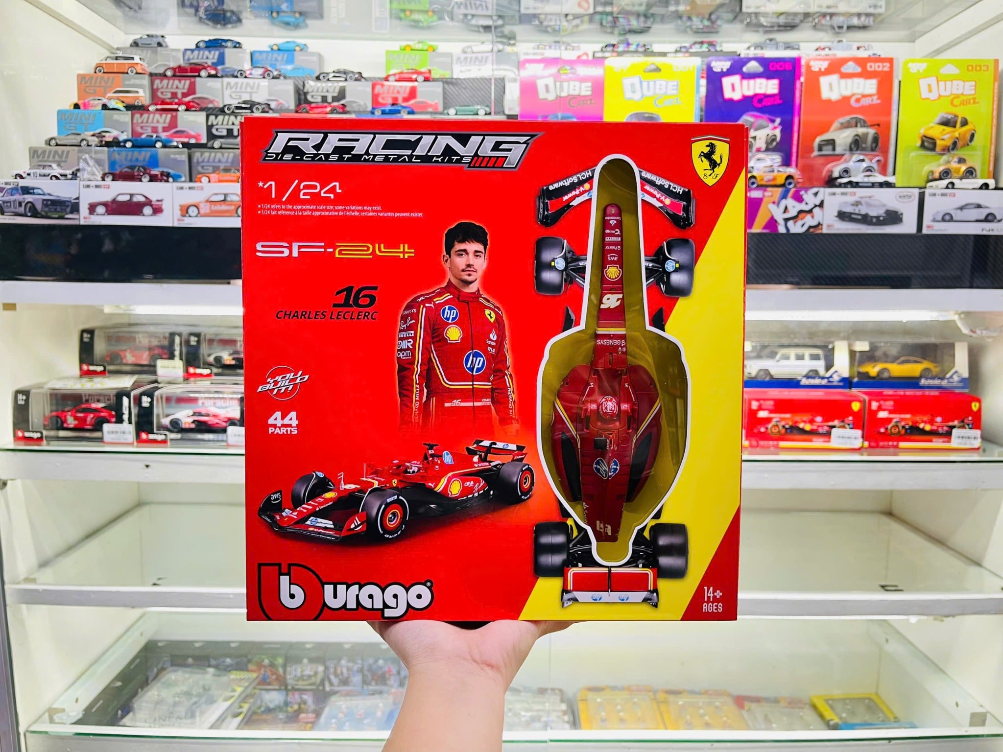  Mô hình xe đua F1 Formula Ferrari SF-24 lắp ghép 44 mảnh tỉ lệ 1:24 Bburago 18-26856 