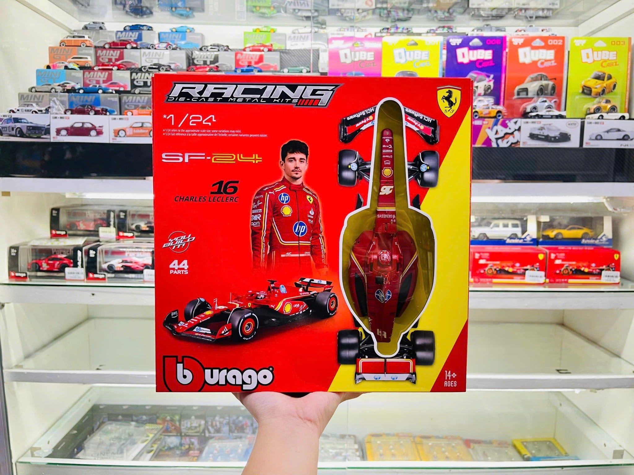 Mô hình xe đua F1 Formula Ferrari SF-24 lắp ghép 44 mảnh tỉ lệ 1:24 Bburago 18-26856 