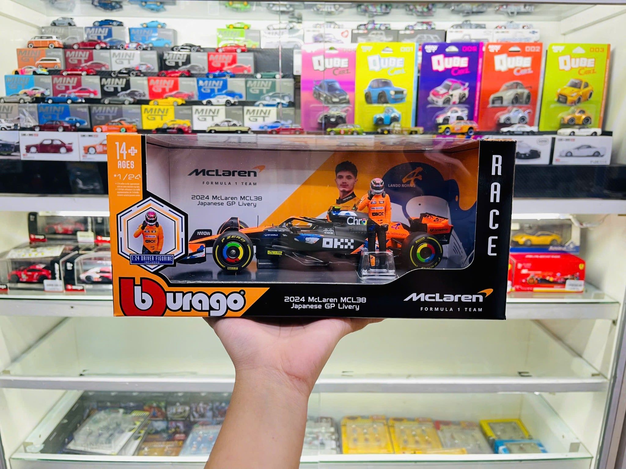  Mô hình xe đua F1 MCL38 Team McLaren 2024 Japanese GP Livery có figure rời tỉ lệ 1:24 Bburago 18-28040 