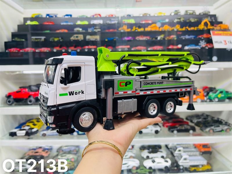  Đồ trang trí để bàn, mô hình ô tô, chất liệu chính bằng nhựa kết hợp sắt kt 25*13*9.5cm +/-10% - Xe công trình- bơm bê tông tỉ lệ 1:24 Metal DieCast OT213 