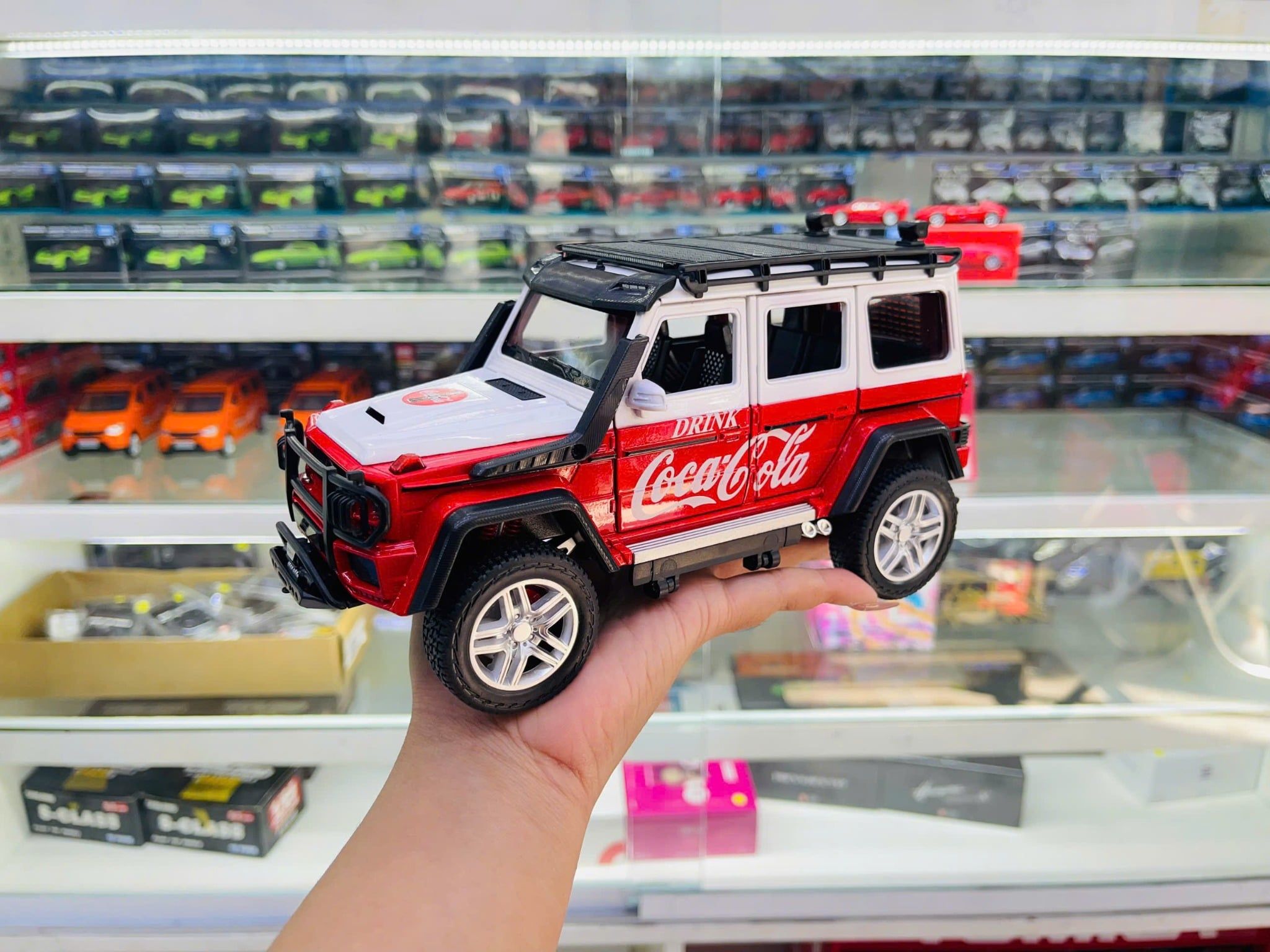  Mô hình xe Mercedes Benz G550 Off road Coca Cola full open tỉ lệ 1:24 Jinlifiang 1901-181 