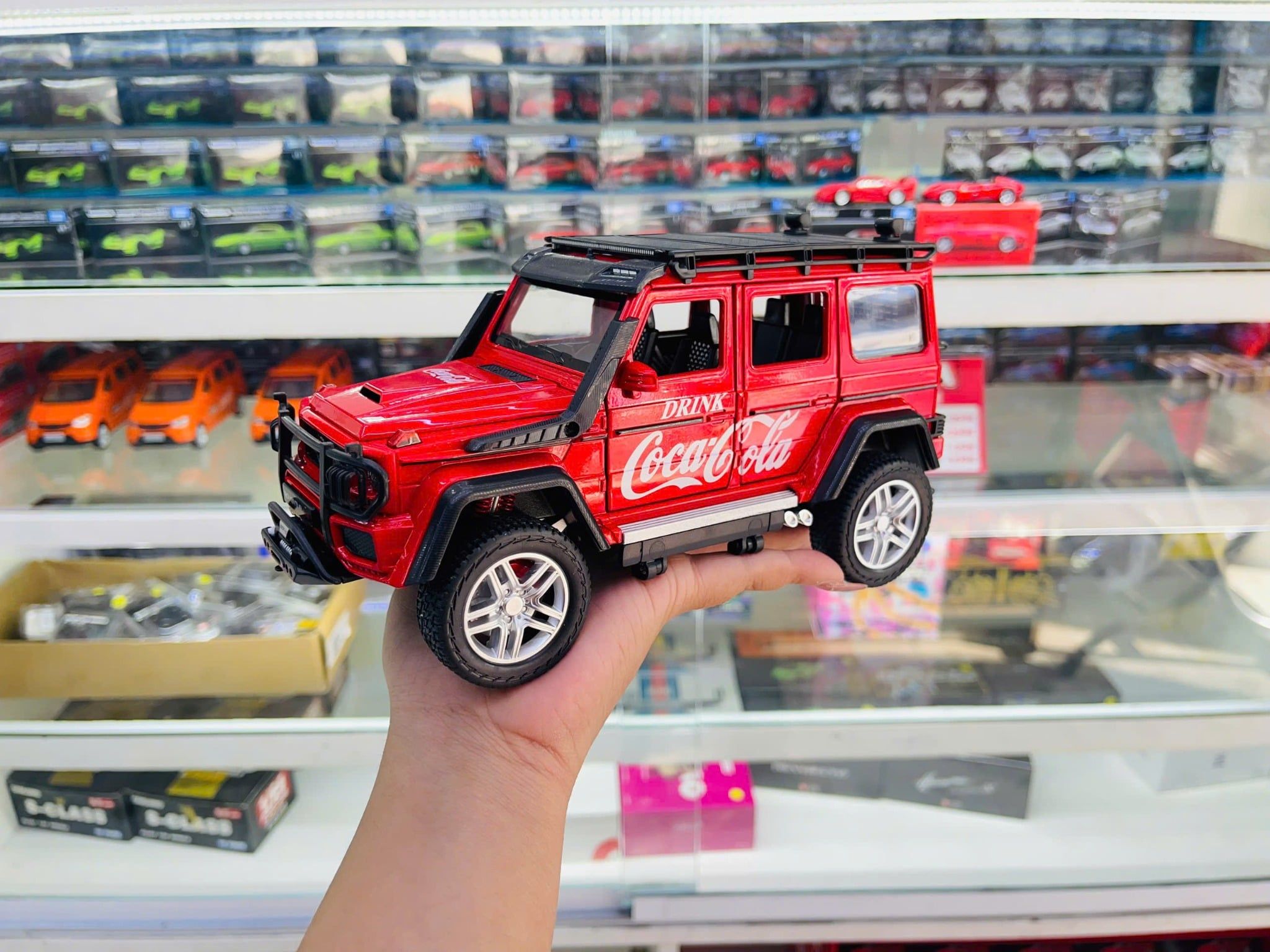  Mô hình xe Mercedes Benz G550 Off road Coca Cola full open tỉ lệ 1:24 Jinlifiang 1901-181 