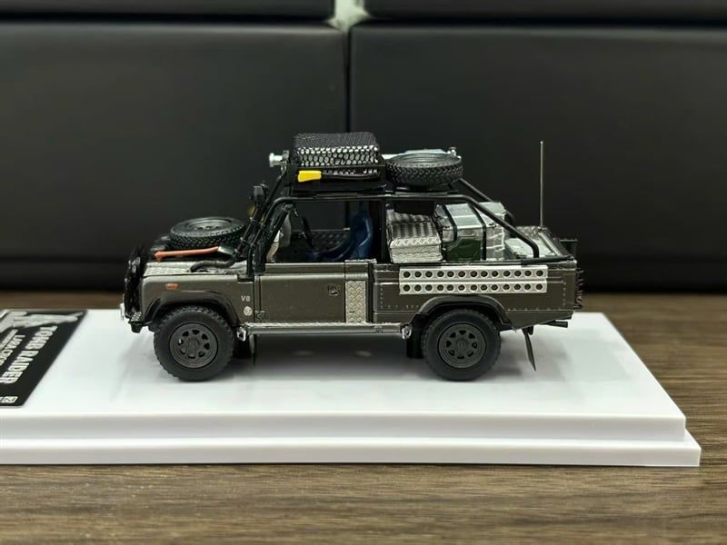  Mô hình xe Land Rover Defender Tomb Raider Angelina Jolie's limited 999pcs có phụ kiện đi kèm tỉ lệ 1:64 Street Weapon OT64843 
