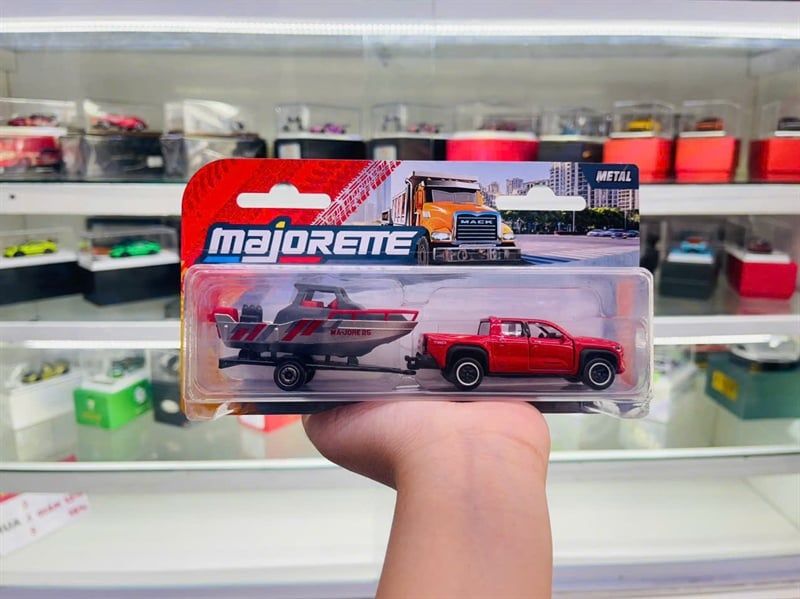  Mô hình xe kéo trailer Toyota Tundra red chở du thuyền card tỉ lệ 1:64 Majorette 8503002001 