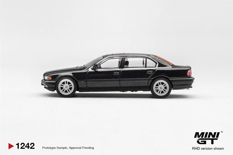  Mô hình xe BMW 750IL Black Sapphire bản card tỉ lệ 1:64 MiniGT MGT01242 - HAVE CHASE 