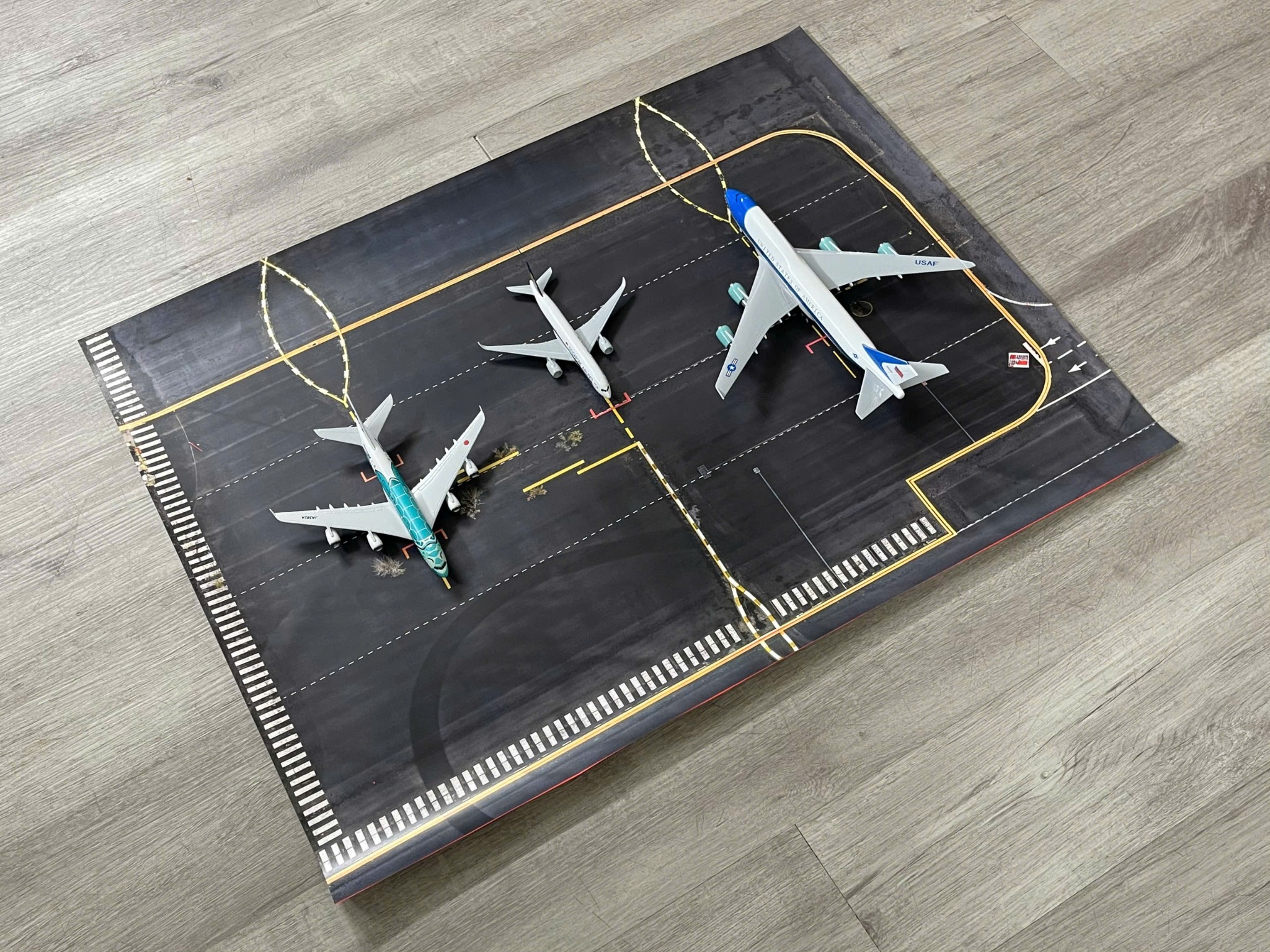  Phụ kiện trưng bày bãi đáp, đường băng chất liệu in pp 60x80cm cán mờ chống nước bụi bẩn dành cho máy bay mô hình nhiều tỉ lệ DR053 