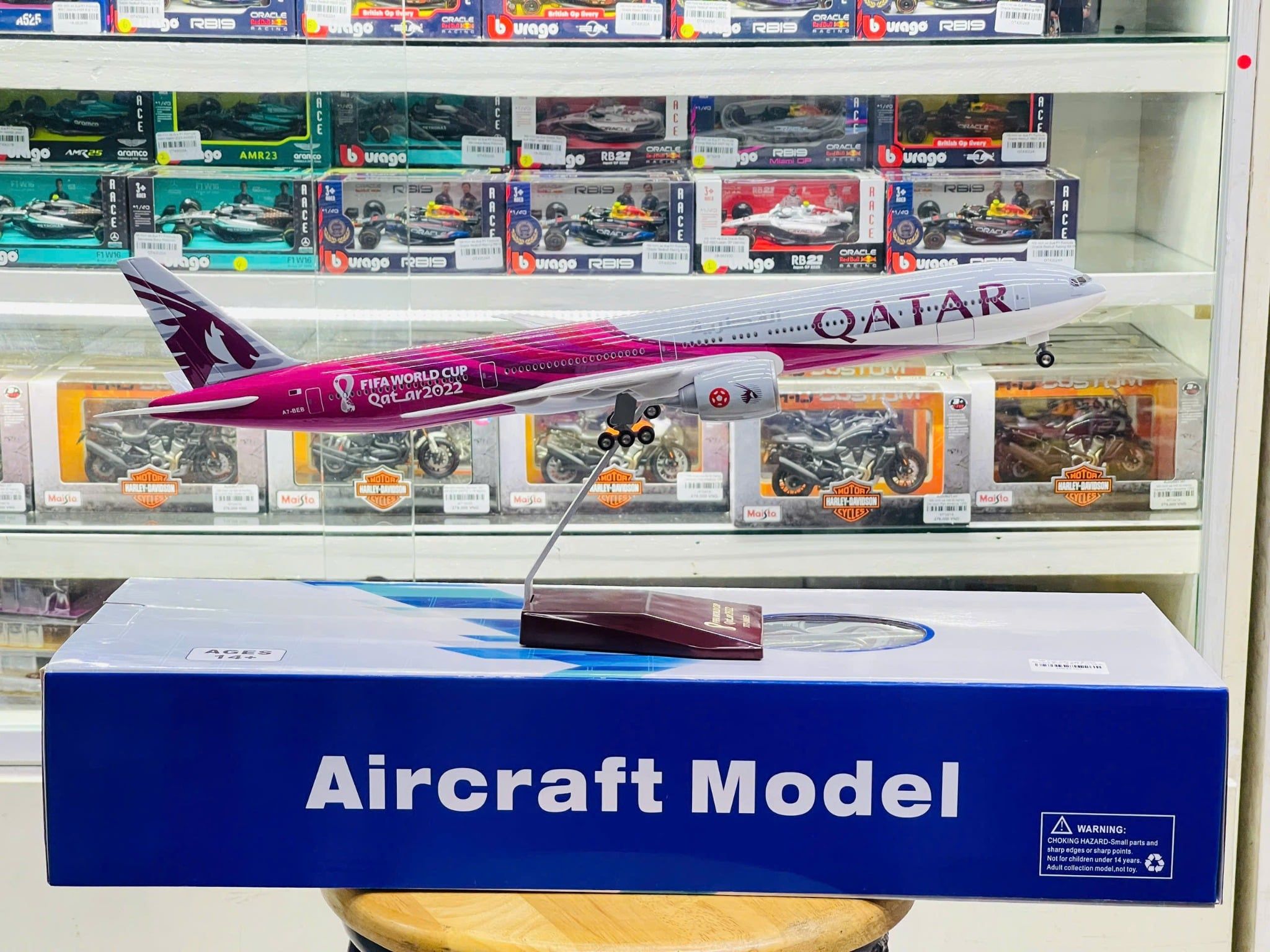  Mô hình máy bay Qatar FiFa World cup 2022 Boeing B777 có bánh xe kích thước 47cm no led MB47109 