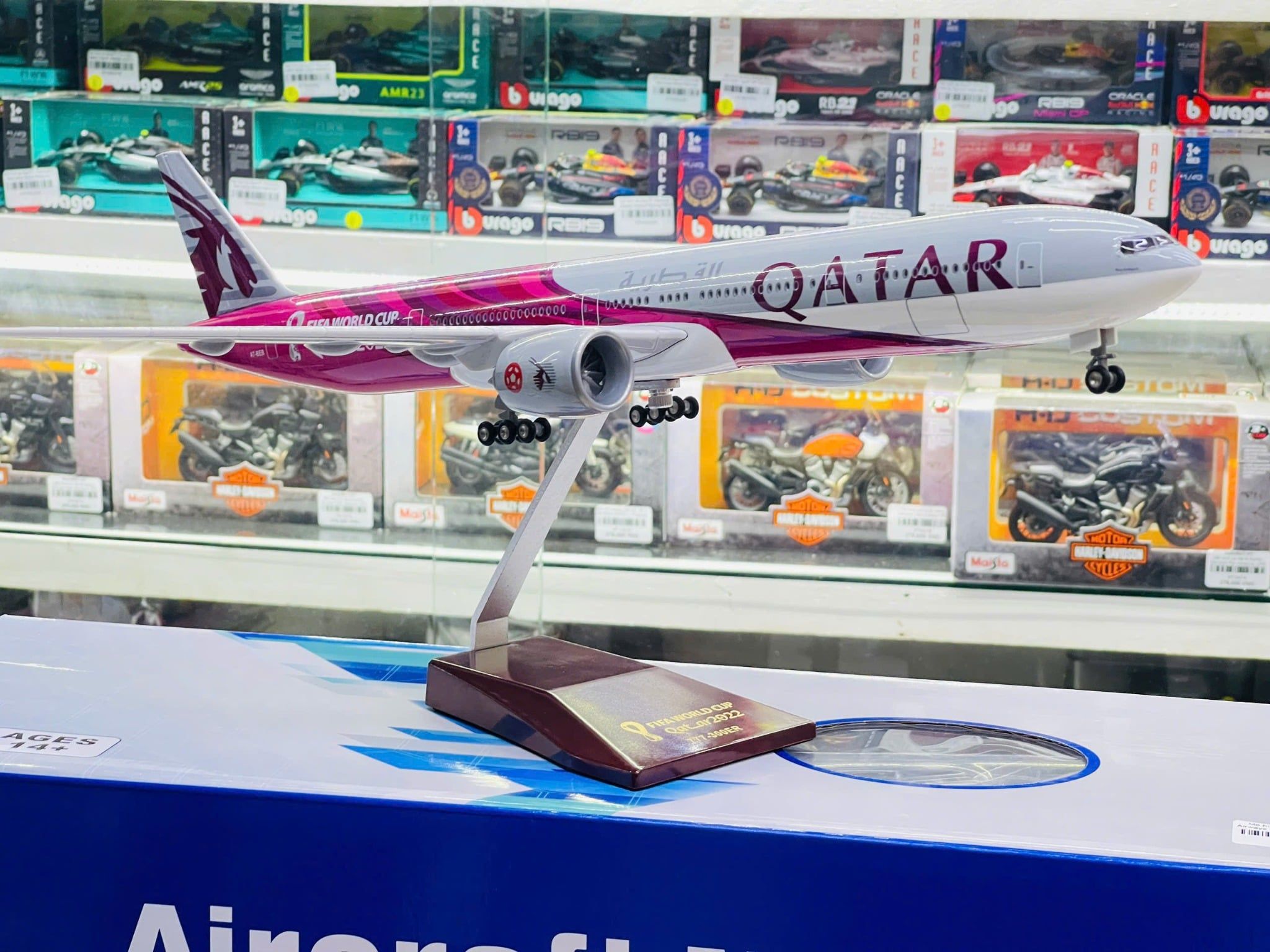  Mô hình máy bay Qatar FiFa World cup 2022 Boeing B777 có bánh xe kích thước 47cm no led MB47109 