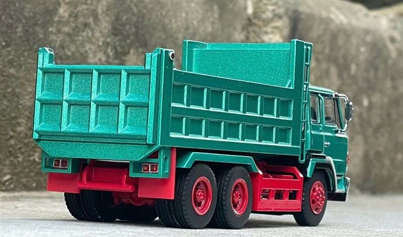  Mô hình xe tải Hino chở hàng - chở đá/ cát thùng nâng hạ được bằng kim loại tỉ lệ 1:64 DBGT model OT64724 