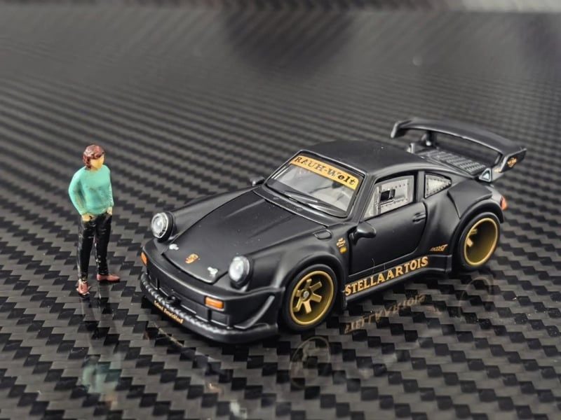  Mô hình xe RWB 930 Stella Artois Matte Black livery đi kèm fig tỉ lệ 1:64 HG Model OT64850 